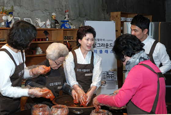 이하연 김치 전문가가 삼성 지펠아삭 김치냉장고를 구매한 고객들과 함께 함께 지역 특색이 담긴 재료로 특별한 김장 김치를 담그고 있다.ⓒ삼성전자