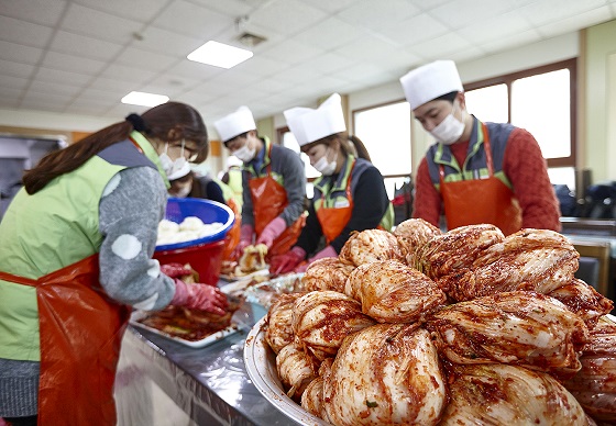 금호타이어 임직원들이 김장 김치를 담그고 있다. ⓒ금호타이어