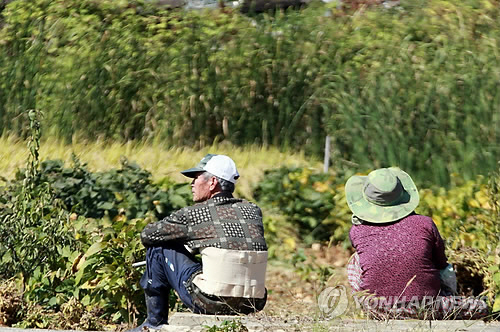 정부가 2016년, 고령층 소비 활성화를 위한 농지연금 개선에 나선다. ⓒ연합뉴스