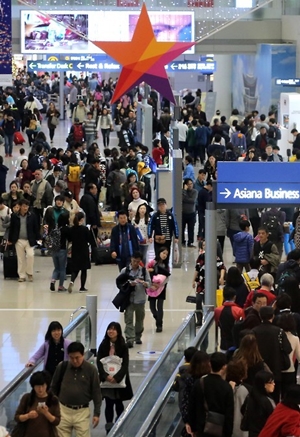 지난 24일 크리스마스 연휴를 맞아 출국하려는 여행객들로 붐비고 있는 인천공항의 모습.ⓒ연합뉴스