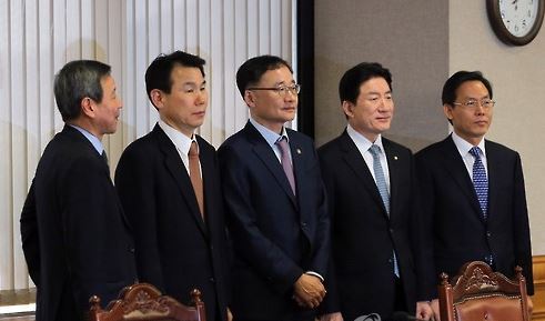 6일 오후 서울 중구 명동 은행회관에서 열린 긴급 거시경제금융회의에서 김익주 국제금융센터원장(왼쪽부터), 정은보 기획재정부 차관보, 정찬우 금융위 부위원장, 장병화 한국은행 부총재, 서태종 금융감독원 수석부원장이  포즈를 취하고 있다. ⓒ연합뉴스