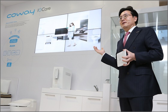 김동현 코웨이 대표이사가 6일(현지시간) 코웨이 부스에서 열린 기자간담회에서 사물인터넷을 통한 차별화된 고객 맞춤형 케어인 IoCare에 대한 비전을 선포하고 있다.ⓒ코웨이