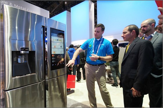 미국 라스베이거스에서 열린 세계 최대 가전전시회 'CES 2016' 내 삼성전자 부스를 찾은 관람객들이 삼성전자 관계자에게 '패밀리 허브' 냉장고에 대한 설명을 듣고 있다.ⓒ삼성전자
