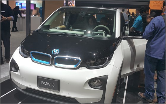 미국 라스베이거스에서 열린 세계 최대 가전전시회 'CES 2016' 내 삼성전자 부스에 전시된 BMW i3.ⓒEBN