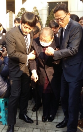 효성그룹 조석래 회장이 15일 오후 서울중앙지법에서 1심 선고 후 법정을 나서는 모습 ⓒEBN