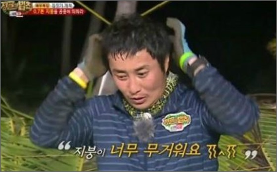 개그맨 김병만이 지난 15일 방송된 SBS 예능프로그램 '정글의 법칙'에서 집 만들기에 당황하는 모습을 보였다.ⓒSBS 예능프로그램 '정글의 법칙' 방송화면 캡처 