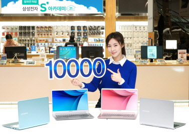 삼성전자 모델이 서울 서초동에 위치한 삼성 딜라이트에서 출시 열흘만에 국내 판매 1만대를 돌파한 '노트북 9' 시리즈를 소개하고 있다.ⓒ삼성전자
