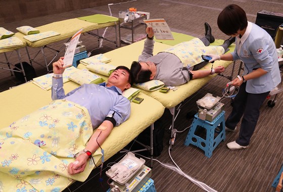 삼성그룹 사장단이 헌혈 캠페인에 동참했다. 왼쪽은 정유성 삼성SDS 사장, 오른쪽은 김석 삼성사회공헌위원회 사장. ⓒ삼성그룹