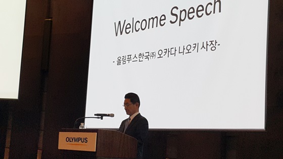 오카다 나오키 올림푸스한국 대표가 1일 서울 소공동 웨스틴조선호텔에서 열린 올림푸스 카메라 탄생 80주년 기념 PEN-F 출시 기자간담회에서 발표를 진행하고 있다.ⓒEBN