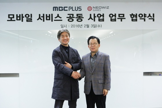 이기원 네오위즈게임즈 대표(좌)와 한윤희 MBC플러스 대표(우)가 모바일 서비스 공동사업을 위한 업무협약 체결식을 마친 뒤 기념촬영을 하고 있다.ⓒ네오위즈게임즈