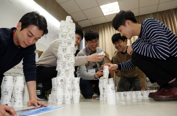 지난 1월7일 서울 동국대에서 진행된 'SK 고용 디딤돌 프로그램'에 참여한 청년 구직자들이 종이컵 쌓기 게임을 통해 상호협력의 필요성을 체험하는 모습 [제공=SK]