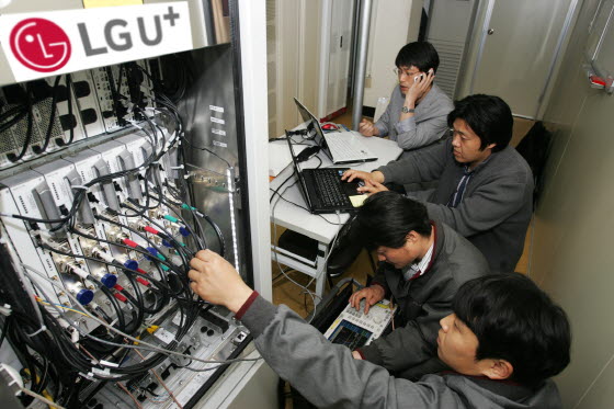 LG유플러스 직원들이 이동통신 통화량 및 트래픽 수용을 위해 24시간 종합상황실에서 업무를 하고 있다.ⓒLG유플러스