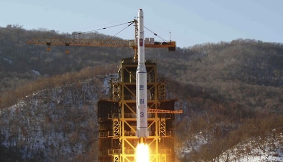 북한이 7일 장거리 미사일을 발사했다. 북한은 지난 2일 국제해사기구(IMO) 등 국제기구에 오는 8∼25일에 지구관측 위성을 발사하겠다고 밝혔고 위성 이름이 '광명성'이라고 통보했다. 사진은 북한 조선중앙통신이 2012년 12월 12일 보도한 평안북도 철산군 동창리 서해위성발사장에서 발사되고 있는 북한 장거리 로켓 은하3호.ⓒ연합뉴스