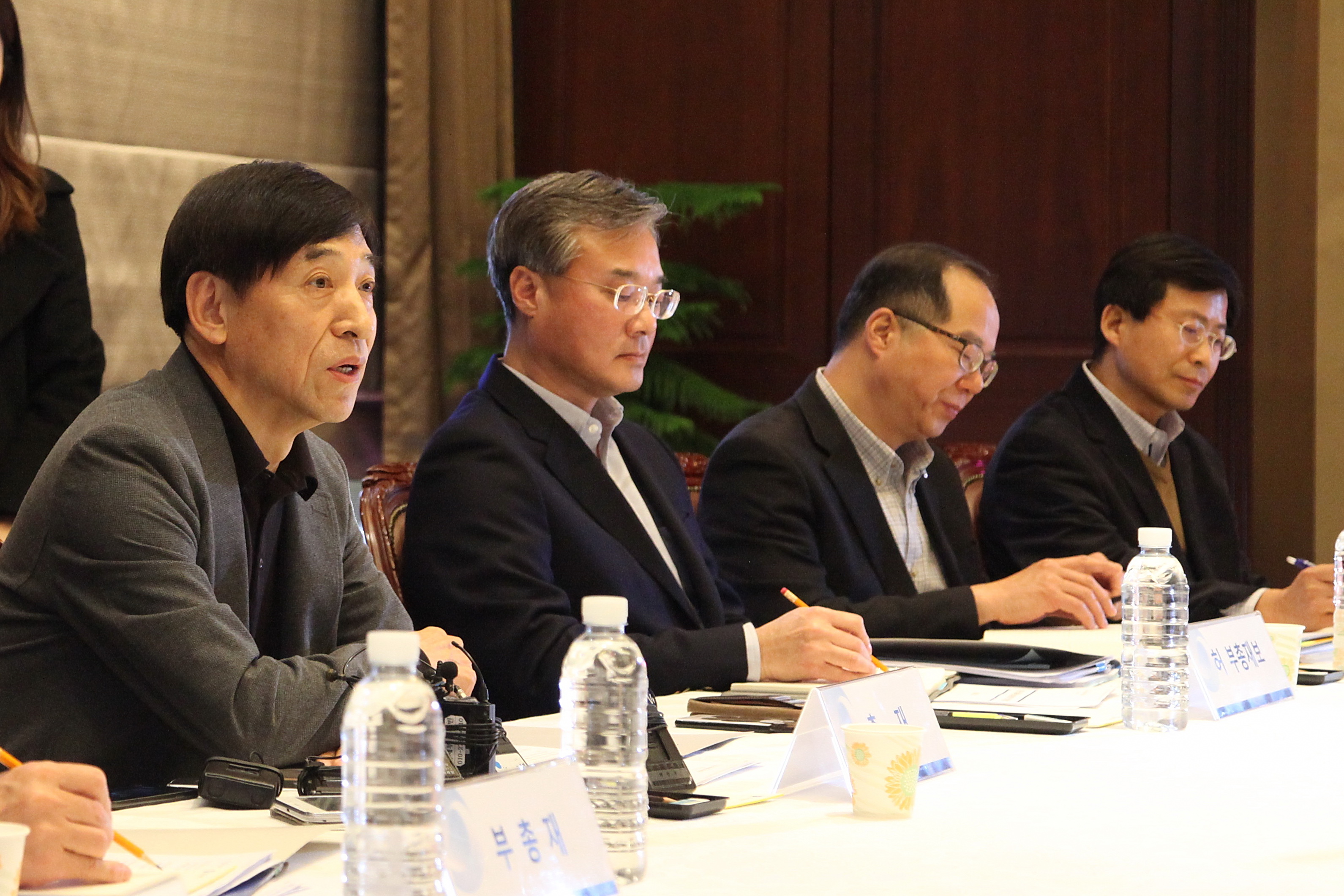 한국은행이 이주열 한은 총재(사진 왼쪽) 주재로 금융시장 점검회의를 개최했다ⓒ한국은행
