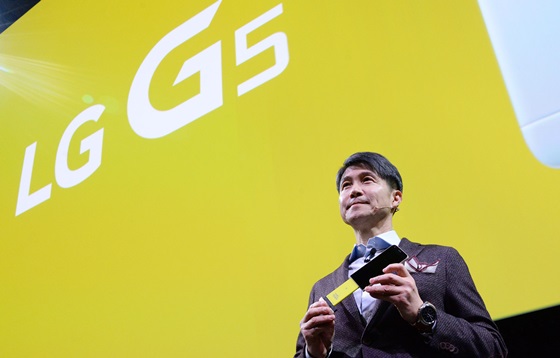 조준호 LG전자 MC사업본부장 사장이 21일(현지시간) 스페인 바르셀로나 ‘산 호르디 클럽’에서 열린 ‘LG G5 Day’ 행사에서 전략 스마트폰 ‘LG G5’를 소개하고 있다.ⓒLG전자