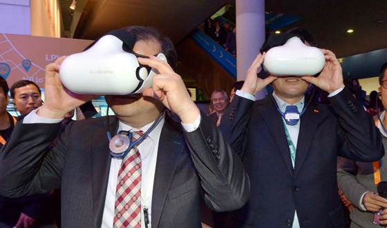 최재유 미래창조과학부 제2차관이 'MWC 2016' SK텔레콤 전시관을 찾아 VR 체험을 하고 있다.ⓒSK텔레콤