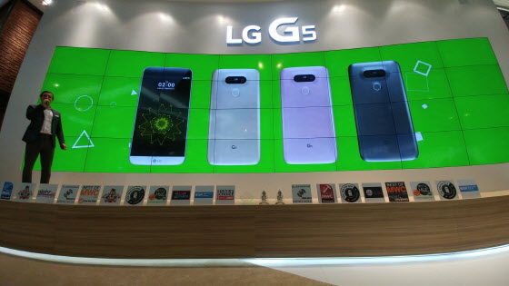 LG전자는 ‘MWC 2016’에서 ‘LG G5와 프렌즈(Friends)’로 참가기업 중 가장 많은 32개의 어워드를 수상하는 영예를 안았다. 수상한 어워드를 한 사진에 다 담을 수 없어 ‘LG G5’의 135도 광각 카메라로 촬영한 사진. ⓒLG전자