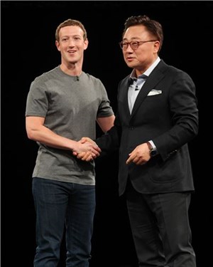 마크 저커버그 페이스북 CEO와 고동진 삼성전자 사장(무선사업부)이 지난달 21일 '삼성 언팩'에서 VR시장에서 양사의 협력에 대해 설명하고 있다. ⓒ삼성전자