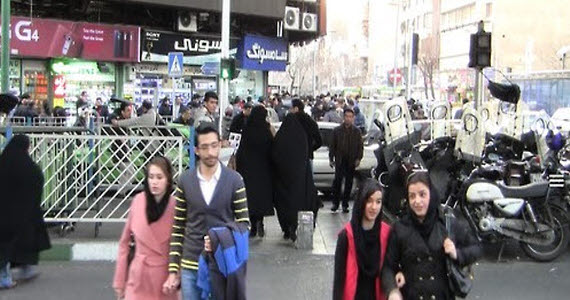 이란 테헤란의 '용산상가'라고 할 수 있는 줌후리 거리를 지나가는 현지 시민들의 모습ⓒ연합뉴스
