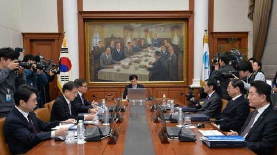 10일 오전 서울 중구 한국은행 본점에서 현재 연 1.50%인 기준금리의 조정 여부를 결정하기 위해 열린 3월 금융통화위원회에서 이주열 한국은행 총재가 회의를 주재하고 있다.ⓒ연합뉴스