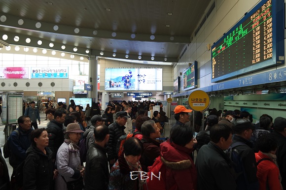 대전역에서 승객들이 열차 지연 및 지연 보상에 대한 문의를 위해 줄을 서있다. ⓒ박종진기자