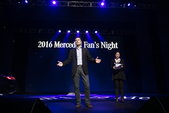 지난 12일 서울 회기동 경희대 평화의전당에서 열린 '2016 메르세데스 Fan's Night'에서 디미트리스 실라키스 메르세데스-벤츠 코리아 사장이 인사말을 하고 있다.ⓒ메르세데스-벤츠 코리아