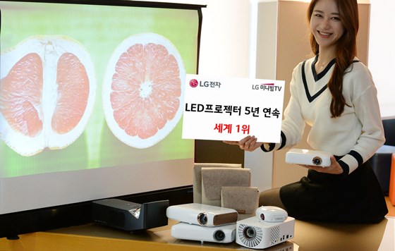 모델이 여의도 LG트윈타워에서 LG 미니빔 TV 제품군을 소개하고 있다. ⓒLG전자