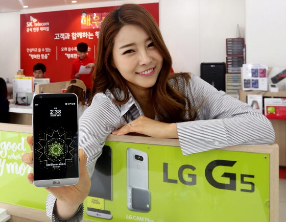 SK텔레콤 모델이 서울 홍제동에 위치한 ‘LG G5’ 체험 매장에서 'G5’를 선보이고 있다.ⓒSK텔레콤