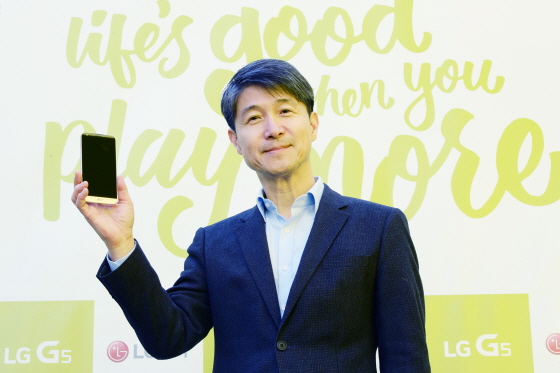 24일 서울 신사동 가로수길에 마련한 'LG G5와 프렌즈' 체험존 'LG 플레이그라운드@가로수길'에서 MC사업본부 조준호 사장이 'G5'를 들고 포즈를 취하고 있다. LG전자는 전략 스마트폰 ‘G5’ 출시를 앞두고 체험존, 문화행사, 런칭파티 등 고객 참여행사를 대규모로 진행한다. ⓒLG전자