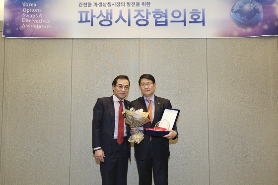 서울 은행연합회 뱅커스클럽에서 열린 '제 11회 KOSDA Awards 시상식'에서 최우수 파생상품상을 수상한 NH투자증권 김지한 IC사업부 대표(사진 오른쪽)가 이진혁 파생시장협의회 회장과 기념촬영을 하고 있다. ⓒNH투자증권