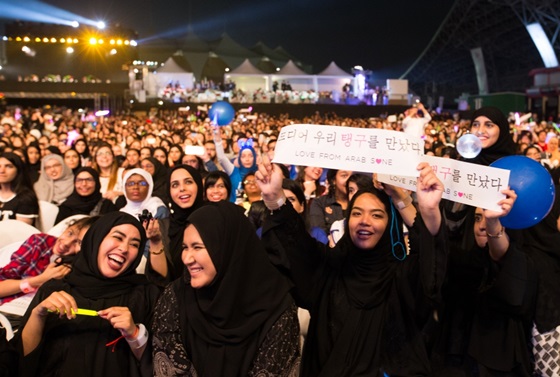 '케이콘 2016 아부다비'을 찾은 중동 관객들이 국내 가수들의 공연을 즐기고 있다.ⓒCJ E&M