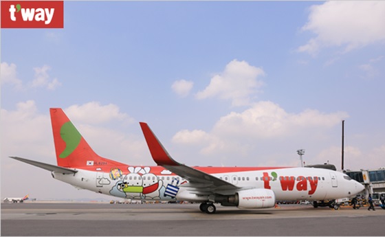 티웨이항공은 지난해 '부토' 캐릭터로 랩핑한 항공기를 선보였다. 랩핑 항공기는 현재도 운항 중이다.ⓒ티웨이항공