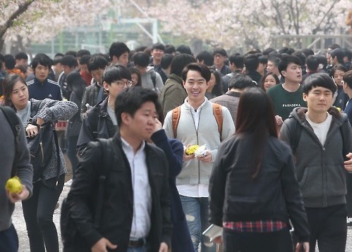 인적성검사를 마치고 고사장을 나오는 응시생들. ⓒ연합뉴스