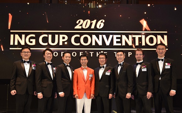 2016 ING Cup Convention(연도대상 시상식)에서 정문국 ING생명 대표이사 사장(오른쪽에서 네번째)을 비롯한 임원들과 수상자들이 기념촬영을 하고 있다. ⓒING생명