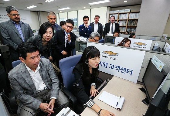 한국지엠 제임스 김 사장이 고객과 상담하고 있다. ⓒ한국지엠