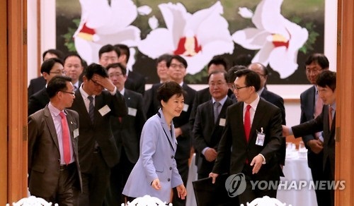 박근혜 대통령이 26일 청와대에서 중앙언론사 편집·보도국장 오찬 간담회에 편집·보도국장들과 함께 참석하고 있다.ⓒ연합뉴스