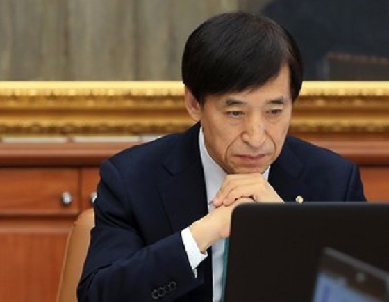 지난달 19일 이주열 한국은행 총재가 서울 남대문로 한국은행에서 열린 금융통화위원회에서 생각에 잠겨 있다.ⓒ연합뉴스