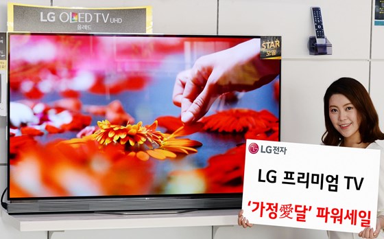 모델이 LG 베스트샵에서 '가정愛달 파워세일'을 소개하고 있다. ⓒLG전자