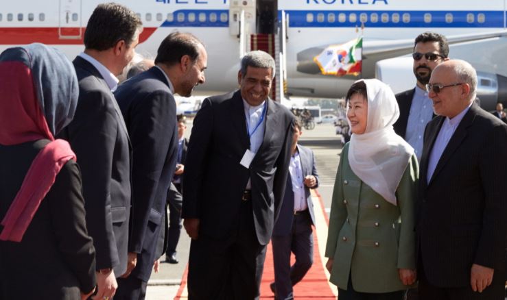 박근혜 대통령이 1일 오후(현지시간) 이란 테헤란 메흐라바드 국제공항으로 도착해 환영 나온 인사와 환담을 나누고 있다. [사진=청와대]