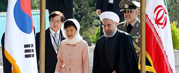 ⓒ2박 4일 일정으로 이란을 국빈 방문한 박근혜 대통령이 2일 오전(현지시간) 사드아바드 좀후리궁 앞 광장에서 열린 공식환영식에 하산 로하니 이란 대통령과 참석하고 있다.