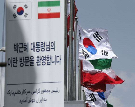 2일(현지시간) 한-이란 1:1 비즈니스 상담회가 열린 테헤란 에빈 호텔 주변에 한국과 이란 국기가 바람에 펄럭이고 있다.ⓒ연합뉴스