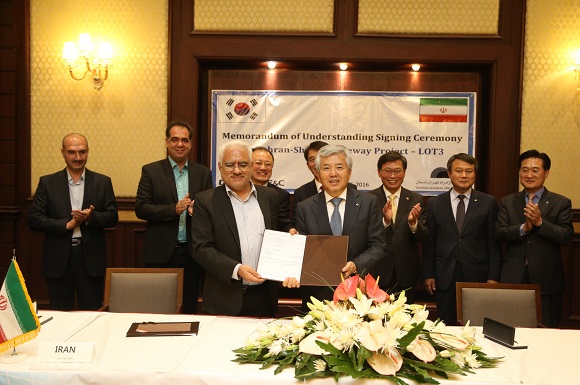박영식 대우건설 사장(오른쪽)과 에티마디 테헤란 쇼말 고속도로 사장이 업무협약을 체결했다. ⓒ대우건설