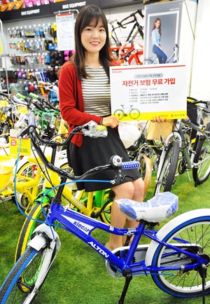 4일 홈플러스 강서점에서 직원 모델이 '자전거 보험 무료 가입 행사'를 알리고 있다.ⓒ홈플러스
