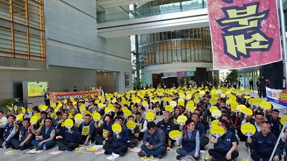 4일 금융노조가 서울 여의도 소재 산업은행 본점에서 성과연봉제 저지를 위한 순회집회를 진행하고 있다.ⓒ금융산업노동조합
