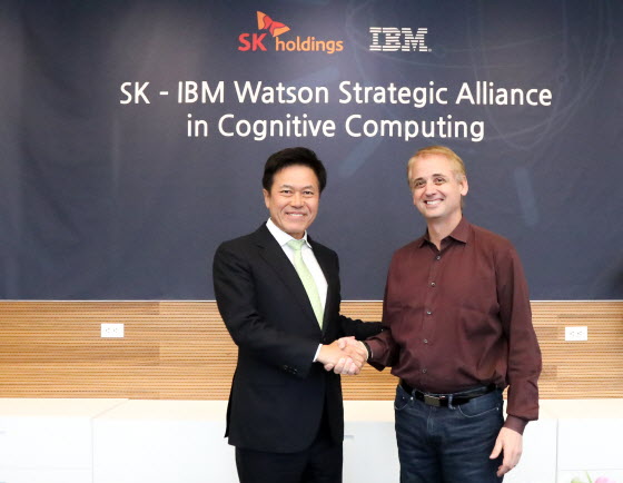 SK(주) C&C와 한국IBM은 ‘SK(주) C&C-IBM, 왓슨(Watson) 기반 인공지능(AI) 사업 협력 계약’을 체결하고, 지난 4일(미국 기준) 뉴욕 맨하탄 IBM 왓슨 본사에서 조인식을 가졌다. 박정호 SK(주) C&C 사장(왼쪽)과 데이비드 케니 IBM 왓슨 총괄 사장이 조인식 후 기념사진을 찍고 있다. ⓒSK(주) C&C