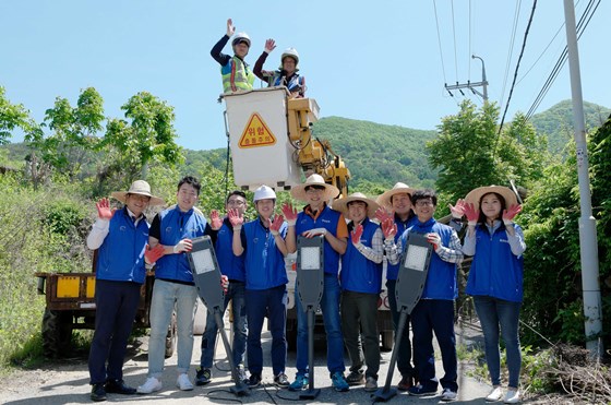 지난 12일 삼성전자 LED사업팀 임직원들이 노후된 보안등을 LED등으로 교체하기 위해 자매마을인 무주 호롱불 마을을 방문했다. ⓒ삼성전자