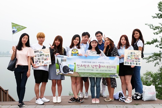 한국후지필름 블로그 서포터즈 11기 회원들이 춘천 출사 여행에서 단체사진을 촬영하고 있다.ⓒ한국후지필름