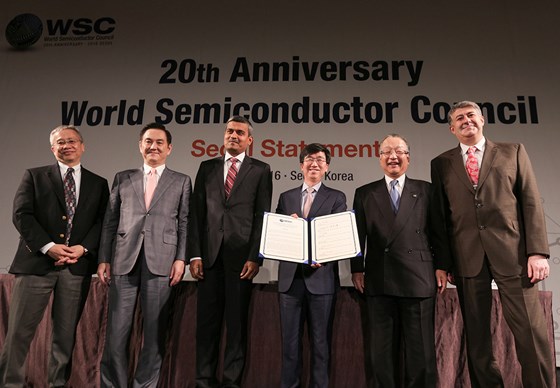 왼쪽부터 추츠 윈 MIC(중국) CEO, 니키 루 에트론(대만) CEO, 아룬자이 미딸 인피니언(독일) 이사, 박성욱 SK 하이닉스(한국) CEO, 쇼조 사이토 도시바(일본) 고문/前 수석부사장, 네십 사이네르 인터실(미국) CEO.ⓒ한국반도체산업협회