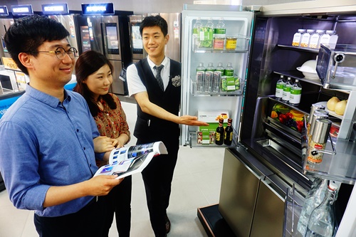 하이마트 대치점에서 고객들이 양문형 4도어 냉장고를 둘러보고 있다. ⓒ롯데하이마트