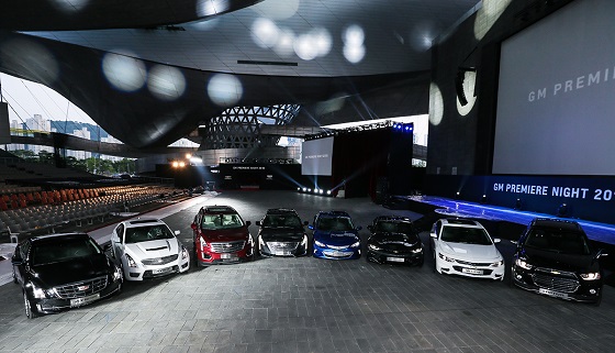GM 프리미어 나이트 행사를 통해 쉐보레와 캐딜락의 제품들을 공개되고 있다. ⓒ한국지엠